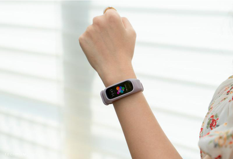 M&agrave;n h&igrave;nh s&aacute;ng v&agrave; ch&acirc;n thật